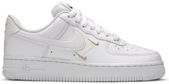 TÊNIS NIKE AIR FORCE 1 '07 ESSENTIAL ' WHITE METALLIC GOLD '