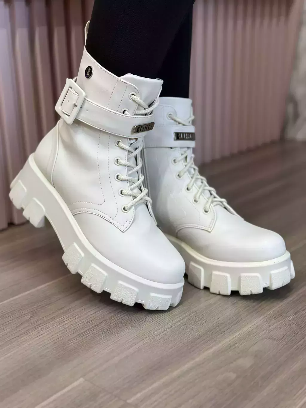 BUBU Bota coturno tratorada fivela off white