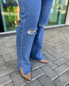 Calça Jeans Reta Destroyed na internet