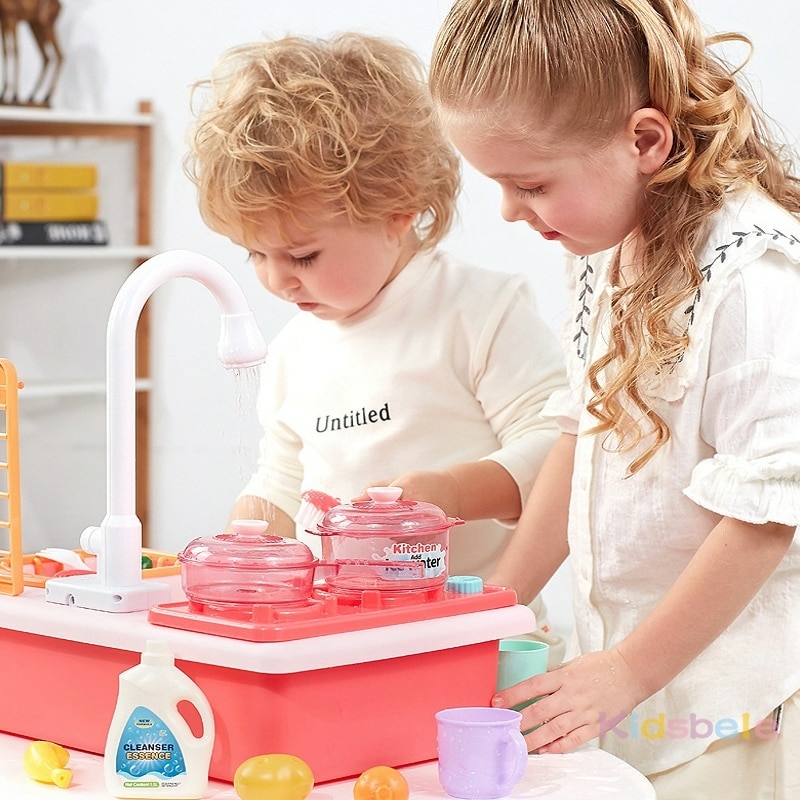 Brinquedos para brincar na pia da cozinha com jogos de cozinha