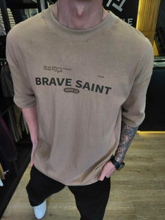 Remera Brave Saint Over (beige oscuro)