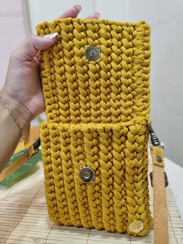 LANÇAMENTO | Bolsa pequena em fio de malha com alça de couro e detalhe de  miçanga