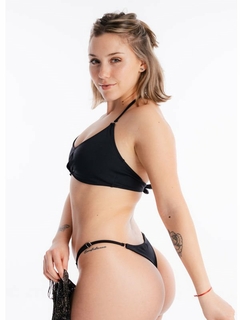Imagen de Malla bikini top con recorte centro y less regulable tricot (772400)