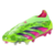 Chuteira Adidas Predator 24 Laceless FG Generation Verde/Rosa/Roxa em pé sobre grama verde. A chuteira apresenta um design verde solar com detalhes em rosa choque e roxo, incluindo um gráfico inspirado em leopardo no cabedal. As barbatanas aderentes Strik