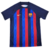 Camisa titular Barcelona Nike 2022/23 em azul e grená, mangas azul marinho, listras verticais em azul royal e vermelho, escudo e Swoosh dourados, estreia da Spotify e ACNUR/ACNUR como patrocinadores máster.