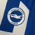 Camisa titular do Brighton temporada 2023/24 em azul e branca com listras verticais brancas e detalhes incríveis | Tevo Sports