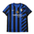 nova camisa titular do Inter de Milão para a temporada 2024/25. O manto, nas cores azul e preto, apresenta um design moderno com faixas diagonais que se cruzam com as tradicionais listras verticais. O escudo do clube, em dourado