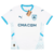 camisa titular oficial do Olympique de Marseille para a temporada 2024/2025, produzida pela PUMA. A camisa é predominantemente branca, com detalhes em azul e cinza nos painéis laterais. O escudo do clube aparece em uma versão especial dentro de um brasão,