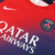 Camisa Pré Jogo do Paris Saint-Germain 2023-2024 Nike em Azul Marinho e Vermelho, com design gradiente e logotipos brancos.