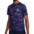 Camisa Pré-Jogo Seleção Inglesa Nike 2024-2025 em tons de azul e roxo. A tecnologia Dri-FIT afasta o suor da pele e o tecido de malha leve é macio, garantindo conforto durante os jogos.