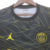 Quarta camisa do PSG Jordan 2022-2023, preta com linhas amarelas, gola redonda, escudo e logo Jordan em amarelo. Nas costas, espaço amplo preto para numeração e nome dos atletas em amarelo.