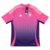 Camisa da seleção alemã com degradê de magenta para roxo. Gola redonda magenta com friso rosa. Três listras da Adidas nos ombros na cor rosa. Recortes curvos nas laterais. Escudo da DFB em magenta com detalhes brancos no lado esquerdo do peito.