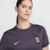 Camisa Reserva Feminina da Seleção Inglesa Nike 2024-2025. Cor: Roxo. Escudo e logo da Nike dourados. Painéis laterais com gráficos coloridos. Tecnologia Dri-FIT. Tecido leve e macio. Design oficial Nike. Perfeita para torcer pela Seleção Inglesa.