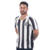 camisa reserva do Santos Futebol Clube 2024-2025, fabricada pela Umbro. A camisa apresenta listras verticais em branco e preto com bordas douradas, detalhes gráficos que homenageiam a Vila Belmiro, gola V com parte frontal dourada e nuca branca, e punhos 