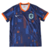 Camisa Reserva da Seleção Holandesa Nike 2024-2025 Azul Marinho. Design inovador "assento de ônibus" com três tons de azul: azul marinho predominante, azul royal e azul celeste. Gola V assimétrica com detalhes em azul celeste. Escudo da Seleção Holandesa 