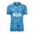 Terceira camisa do Tottenham Nike 2022/23 em azul royal e celeste, destacando o design vibrante e exclusivo inspirado no DNA em constante evolução do clube. Gola redonda preta, punhos em azul celeste, Swoosh branco e escudo do Tottenham em perfeita harmon