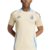 A Camisa de Treino Argentina Adidas 2024-2025 apresenta um design elegante em dourado, azul e preto, com detalhes em azul claro no colar e nos painéis laterais. O logotipo da Adidas é dourado e está localizado no lado direito do peito, enquanto o logotipo