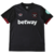 camisa reserva do West Ham United para a temporada 2024/2025. A camisa, predominantemente preta, possui um design gráfico no peito com a silhueta da igreja de Santa Maria Le Bow. Detalhes em vermelho nos punhos e o logo da Umbro em sua versão centenária c