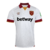 nova terceira camisa do West Ham United para a temporada 2024-2025. A camisa branca apresenta um design moderno com jacquard frontal, combinando os diamantes da Umbro com os martelos cruzados do clube. Detalhes em bordô e dourado completam o visual elegan