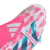 Chuteira de futebol Adidas Predator 24 em cor branca com detalhes em rosa e azul. Apresenta tecnologia Hybridskin 2.0 para melhor toque na bola, Strikeskin fins para precisão nos chutes e sola Controlframe 2.0 para estabilidade. Possui língua dobrável aco