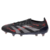 Chuteira adidas Predator 25 Lowcut FG Stealth Victory 2025 nas cores preto, cinza e vermelho. Modelo para gramado firme (FG) com cabedal HybridTouch e aletas de borracha Strikeskin para controle e precisão. Solado ControlFrame 2.0 para tração e estabilida