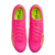 Chuteira Nike Air Zoom Mercurial Vapor 15 Elite FG Luminous na cor Pink rosa, verde e preto, exibindo o design Flyknit leve e respirável, o forro Speed Cage recortado para suporte e estabilidade, as texturas em chevron para aprimorar o toque e o controle 