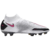 Chuteira de futebol Nike Phantom GT Elite Dynamic Fit FG em close, exibindo o design inovador com textura aderente na parte superior Flyknit, cor predominantemente branca com detalhes em preto e rosa, destacando a sola com tração especializada para melhor