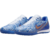 Chuteira Nike Futsal Mercurial Vapor 15 Academy IC CR7 2022 na cor branca, azul e dourada. A chuteira possui um design texturizado no cabedal para melhor controle de bola, amortecimento Zoom Air no calcanhar para conforto duradouro e sola de borracha durá