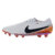 Chuteira de futebol Nike Tiempo Legend 10 Elite FG Electric Safari em close, destacando o material sintético FlyTouch Plus, o forro interno Quadfit com espuma de conforto e o design clássico da linha Tiempo.