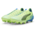 Chuteira de campo Puma Ultra 5 Ultimate FG Lights Out em verde, azul e cinza, com design vibrante, base de cor "Fizzy Apple", sistema SPEEDSYSTEM para maior aceleração, travas FastTrax para tração otimizada, suporte PWRTAPE SQD para estabilidade, palmilha