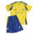 Conjunto infantil Al-Nassr 2024/25 Adidas. Camisa amarela com gola V, detalhes em azul e frase "Nassr runs in my blood". Shorts azul incluso. Perfeito para pequenos torcedores!