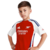 Kit infantil do Arsenal 2024-25, composto por camisa vermelha com mangas brancas e shorts brancos. O destaque fica por conta do escudo com o icônico canhão do Arsenal, além de detalhes em azul marinho nas laterais e nos ombros.