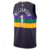 Regata City Edition New Orleans Pelicans Nike 2022/23 em azul, branca, amarela e verde, inspirada no Mardi Gras. Detalhes de listras e flores de lis em homenagem à bandeira de Nova Orleans. Celebre a tradição com estilo na Tevo Sports