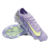 Chuteira de Campo Nike Mercurial Vapor 16 Elite FG na cor roxa e amarela, parte do United Pack. Possui tecnologia Zoom Air para máximo retorno de energia, solado Pebax leve com cravos chevron e bladed para explosão de velocidade, cabedal ultrafino de três