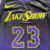 nova regata City Edition dos Los Angeles Lakers. A peça apresenta um design moderno com um gradiente de preto para roxo, que representa a evolução do time ao longo dos anos. O destaque fica por conta do icônico "Lake Show"