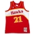 Regata reserva do jogador Dominique Wilkins, Atlanta Hawks, temporada 1986/1987. Produzida pela Mitchell & Ness, a peça apresenta as cores vermelho, branco e amarelo, com detalhes clássicos da época.