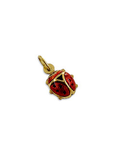 Colgante de joyería con forma de mariquita en tonos rojos y dorados.