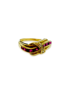 Anillo de oro para mujer con rubíes y cubics zirconia de Fasano Joyeros, la joyería más antigua de Rosario. Fabricamos alianzas. Vendemos y compramos oro.