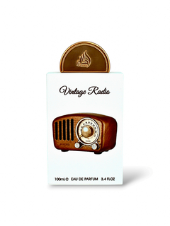 Frasco de perfume Lattafa Pride Vintage Radio con diseño de radio vintage y detalles en dorado.