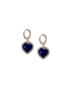 Aros de plata con corazones azules de Swarovski, adornados con detalles brillantes.