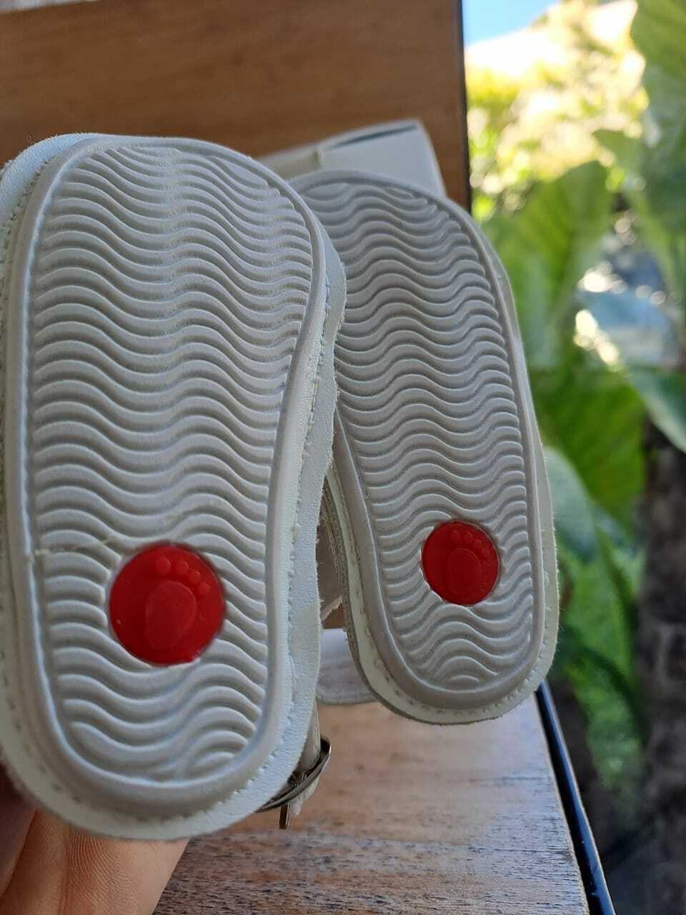 NUEVA Sandalias de cuerina y goma blancas mini MIMO Talle 18