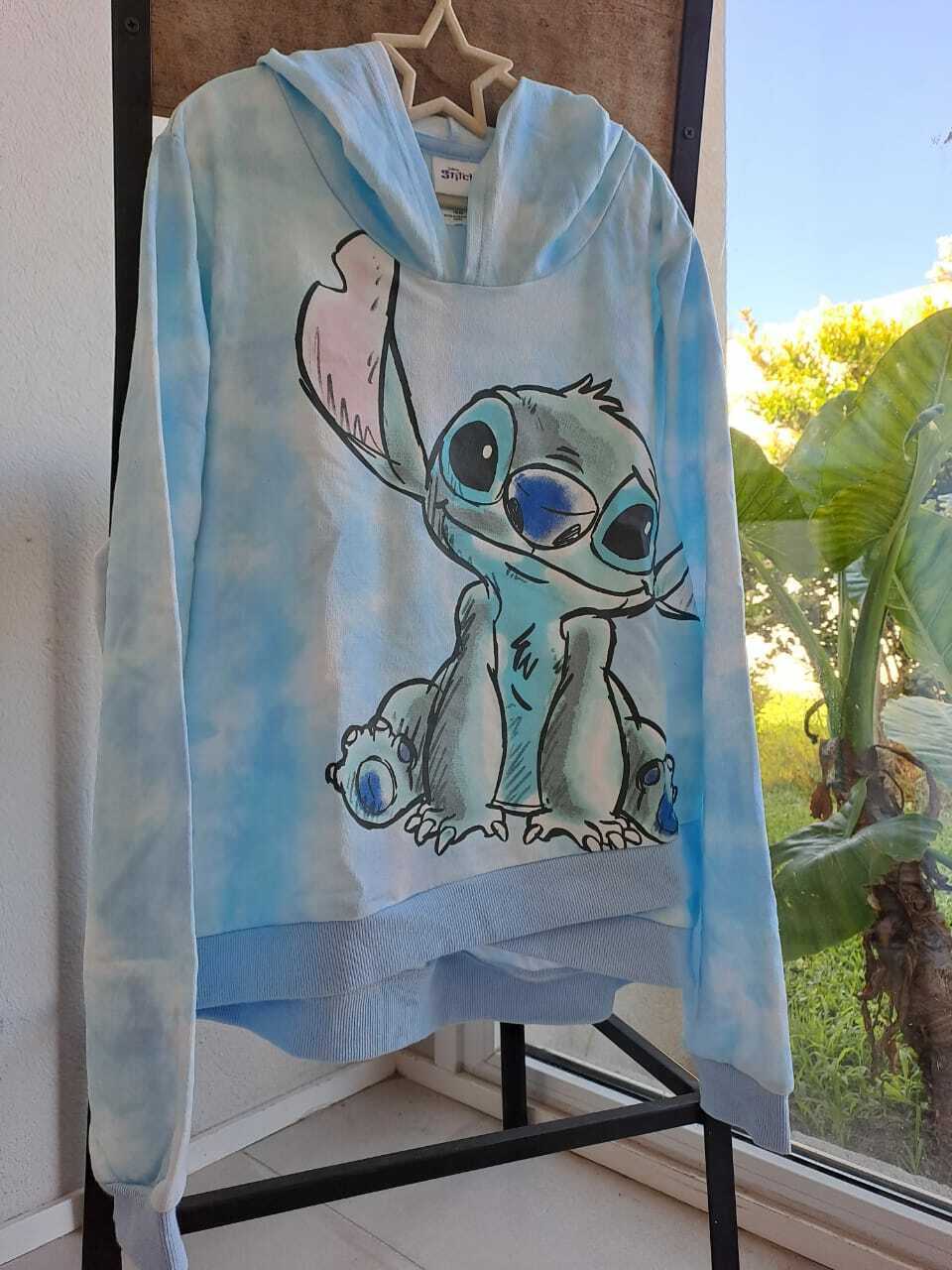 Buzo capucha finito celeste en degrade con estampa de Stitch DISNEY Talle 10 12 anos. Como