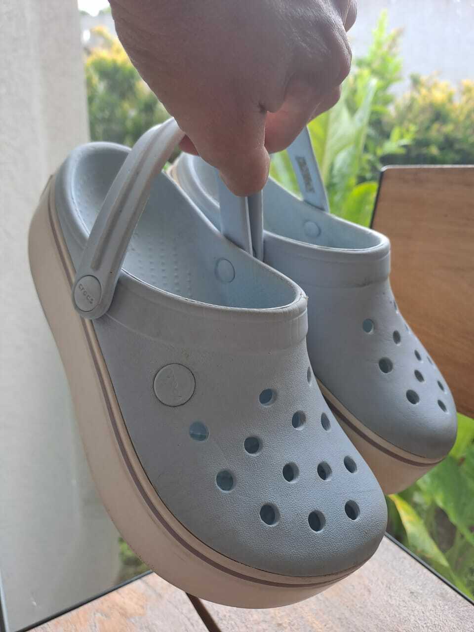 Sandalias de goma celeste c plataforma CROCS Talle J2 4