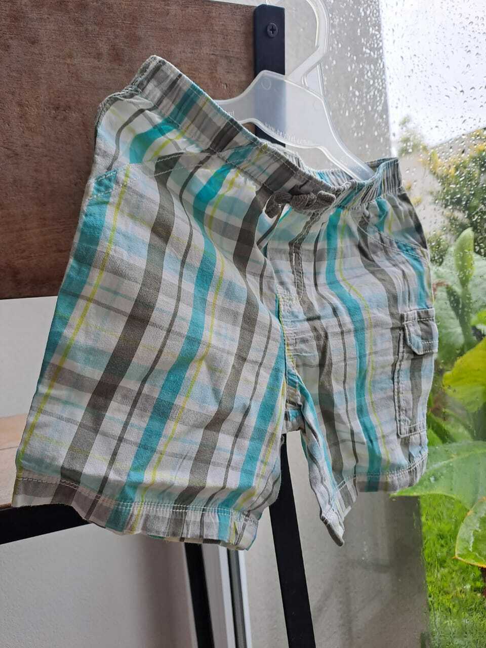 Short cuadriculado celeste y gris CARTERS Talle 18 meses