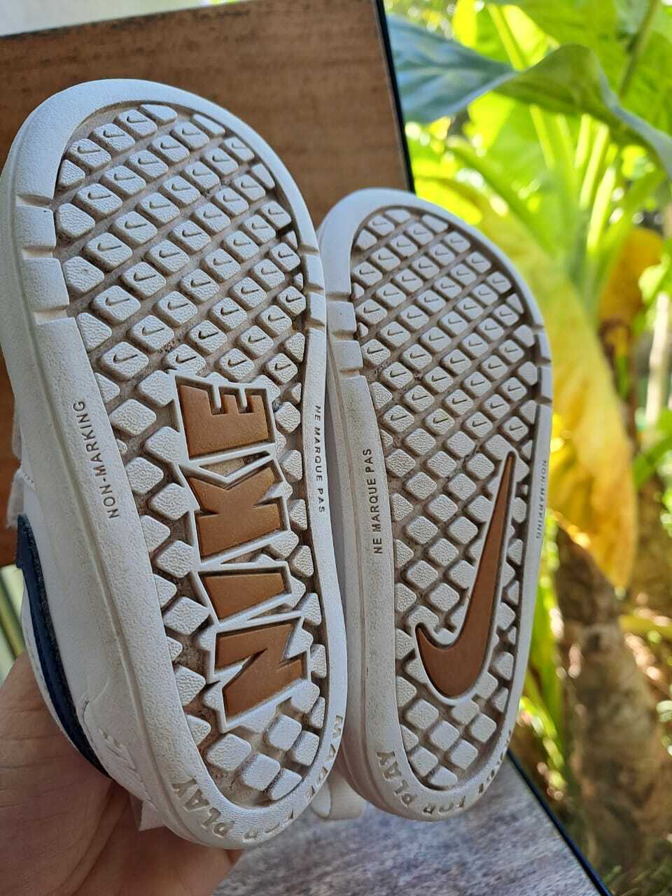 Zapatillas de cuero blancas c pipa azul cierre de velcro NIKE Talle 23.5