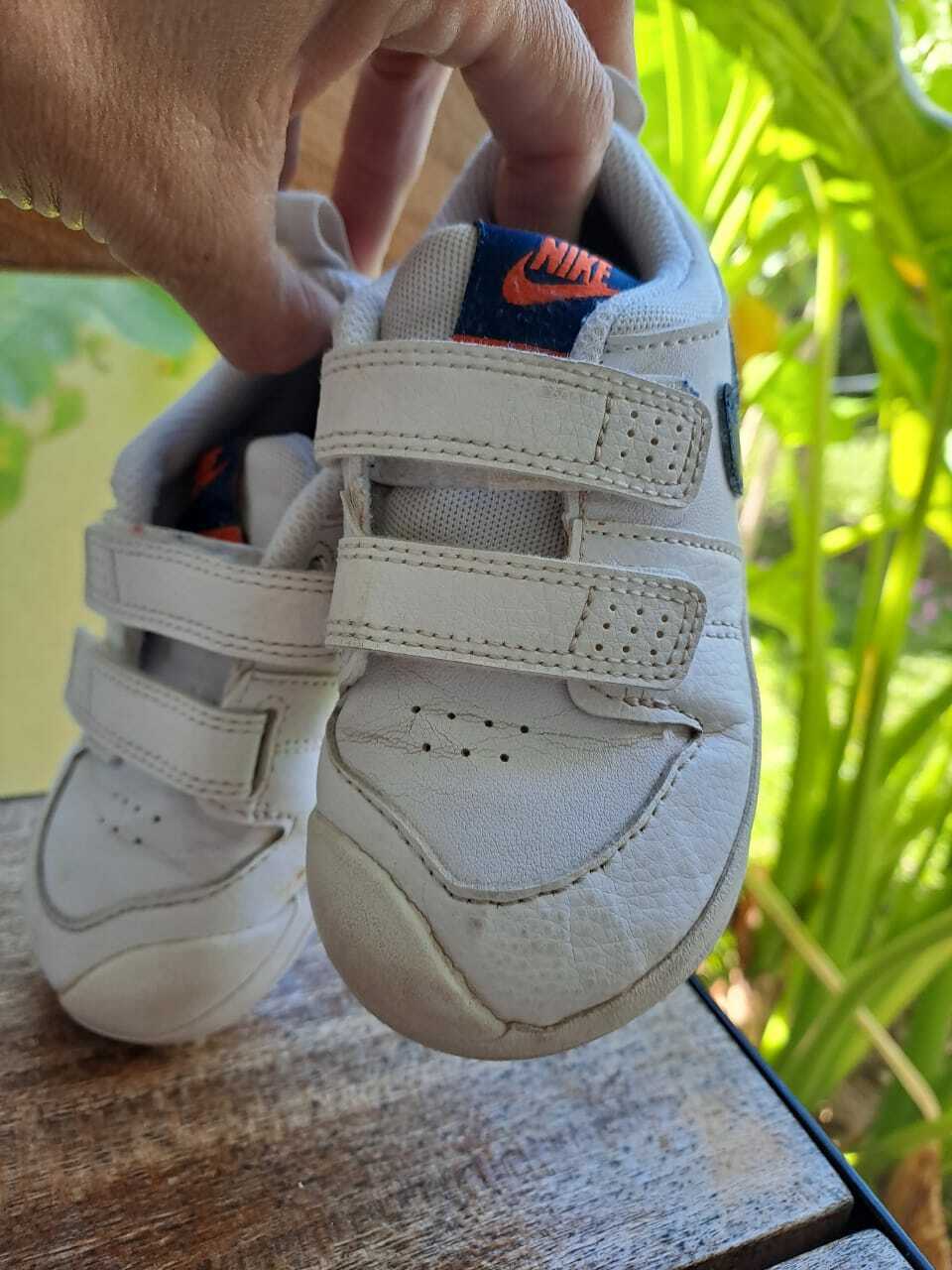 Zapatillas de cuero blancas c pipa azul cierre de velcro NIKE Talle 23.5