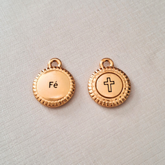 Pendentes em formato redondo com as inscrições "Fé" e uma cruz, em fundo dourado.