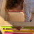 bebé explorando el cubo de madera Pikler Montessori