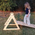niña subiendo por la rampa del triángulo de madera Pikler