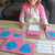 Niña trabajando con resaques Montessori